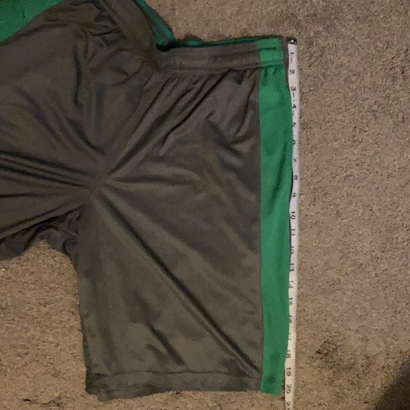 Men’s Under Armour Gray, size Medium shorts - Picture 3 of 4